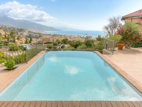 Вилла с бассейном и видом на море в Roquebrune-Cap-Martin