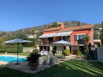 Красивая вилла с бассейном в Chateauneuf-Grasse